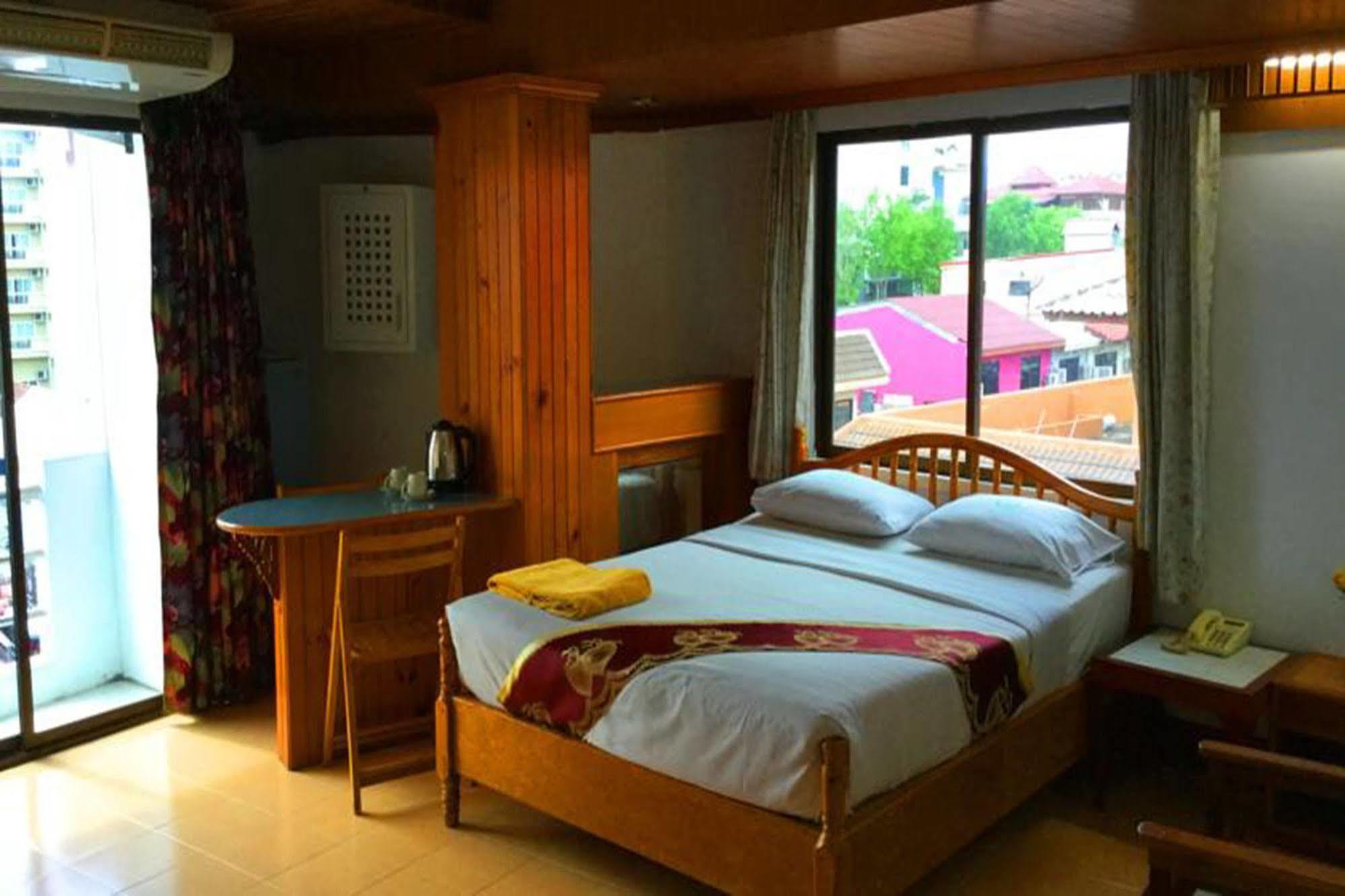 Hotel Bliss Mansion Pattaya Esterno foto