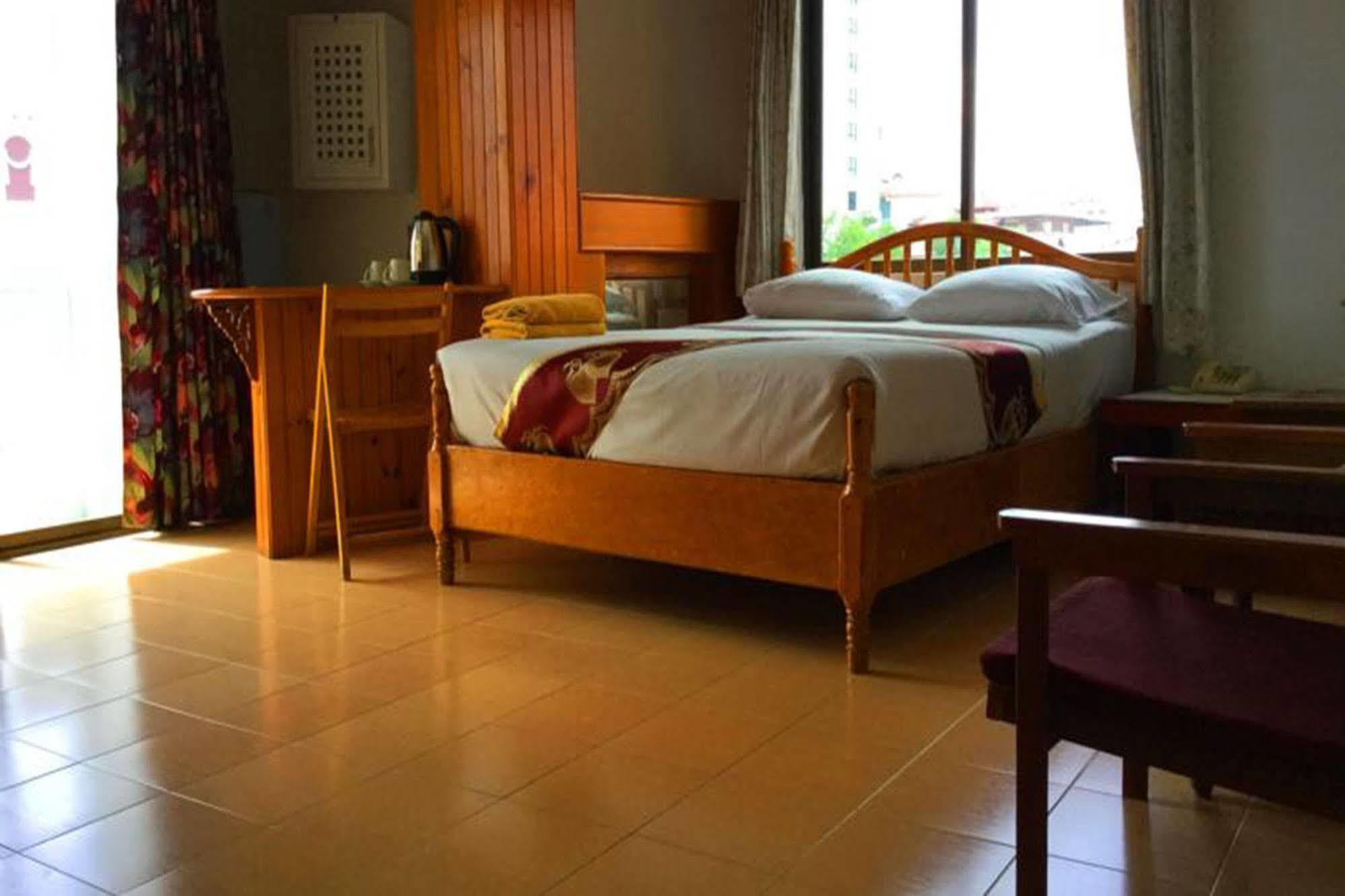 Hotel Bliss Mansion Pattaya Esterno foto